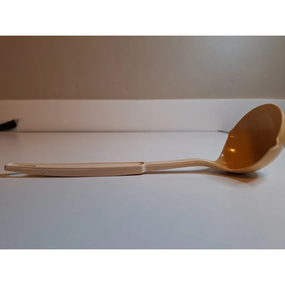 Ekco Vintage Beige plastic kitchen ladle, made in USA‎ dishwasher safe